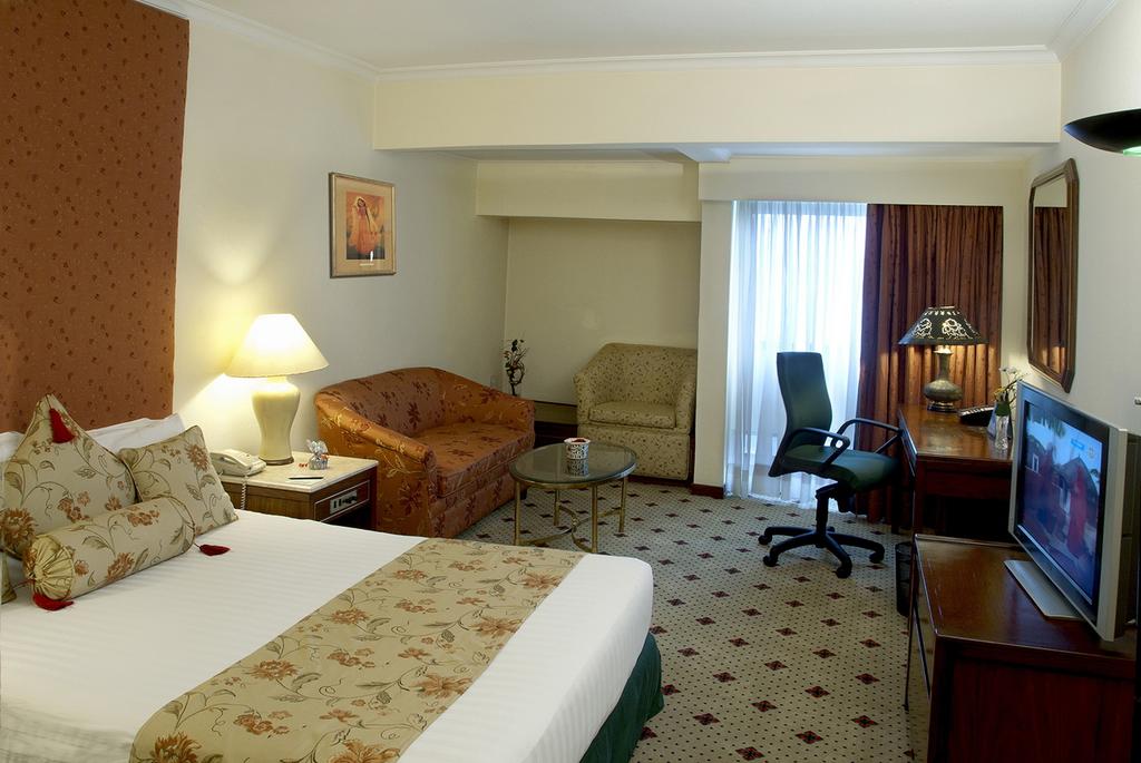 Avari Hotel Lahore bedroom