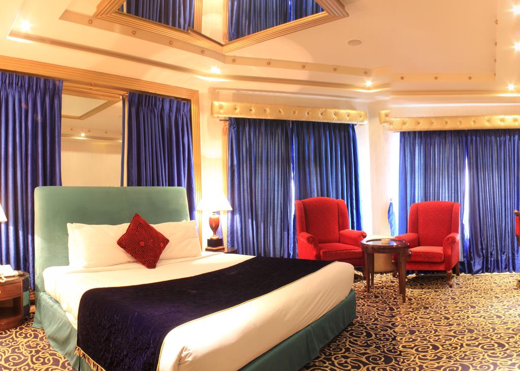 Bahria Grand Hotel Lahore bedroom