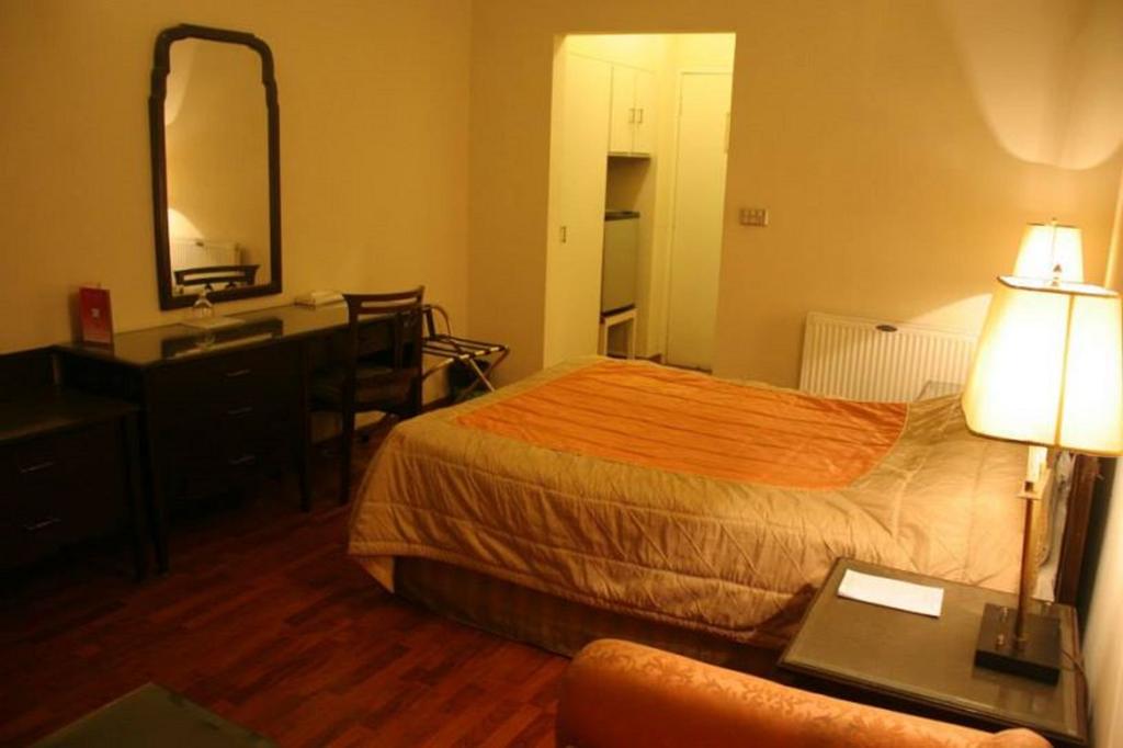 Carlton Tower Hotel Lahore Bedroom