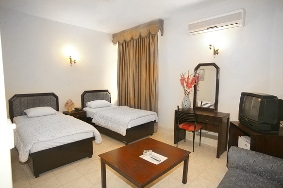 Herfa Inn Lahore twin bedroom
