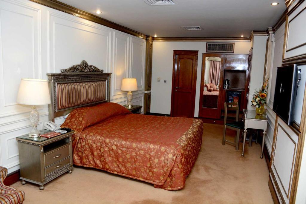 Regency Inn Lahore bedroom