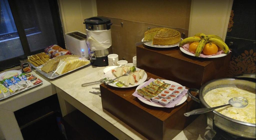 Regency Inn Lahore food buffet