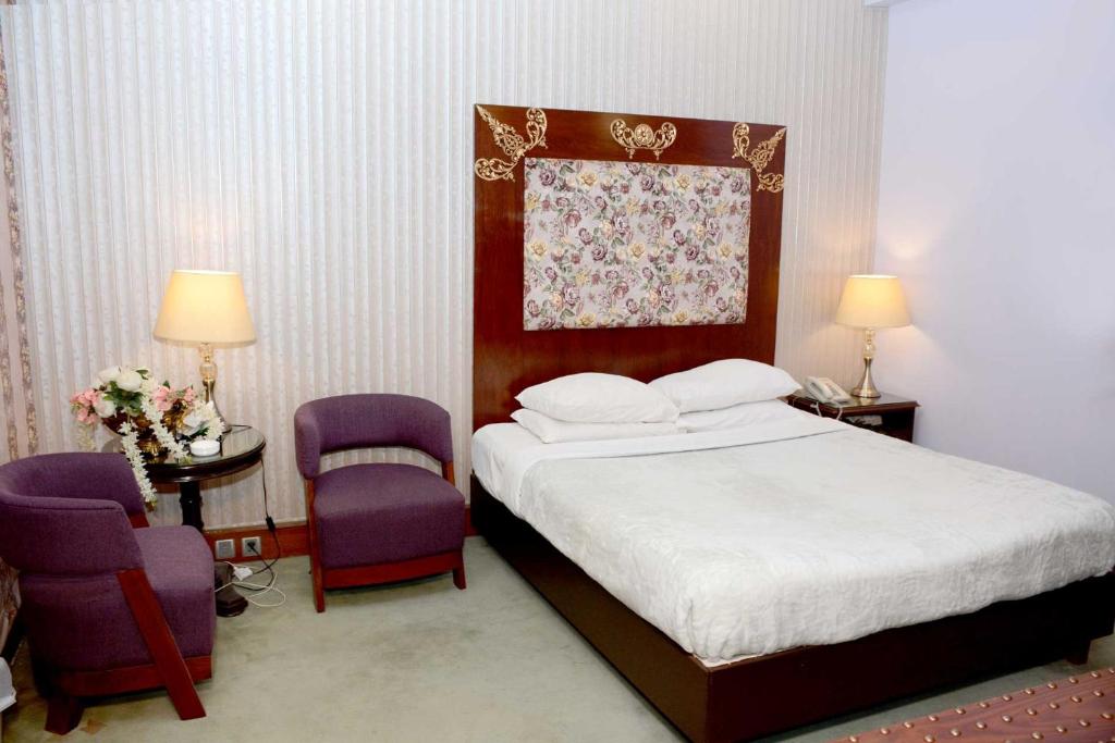 Regency Inn Lahore bedroom