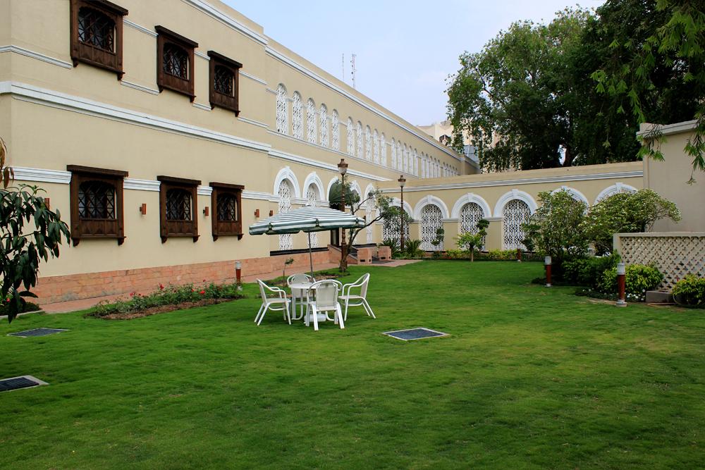 Falettis Hotel Lahore lawn view